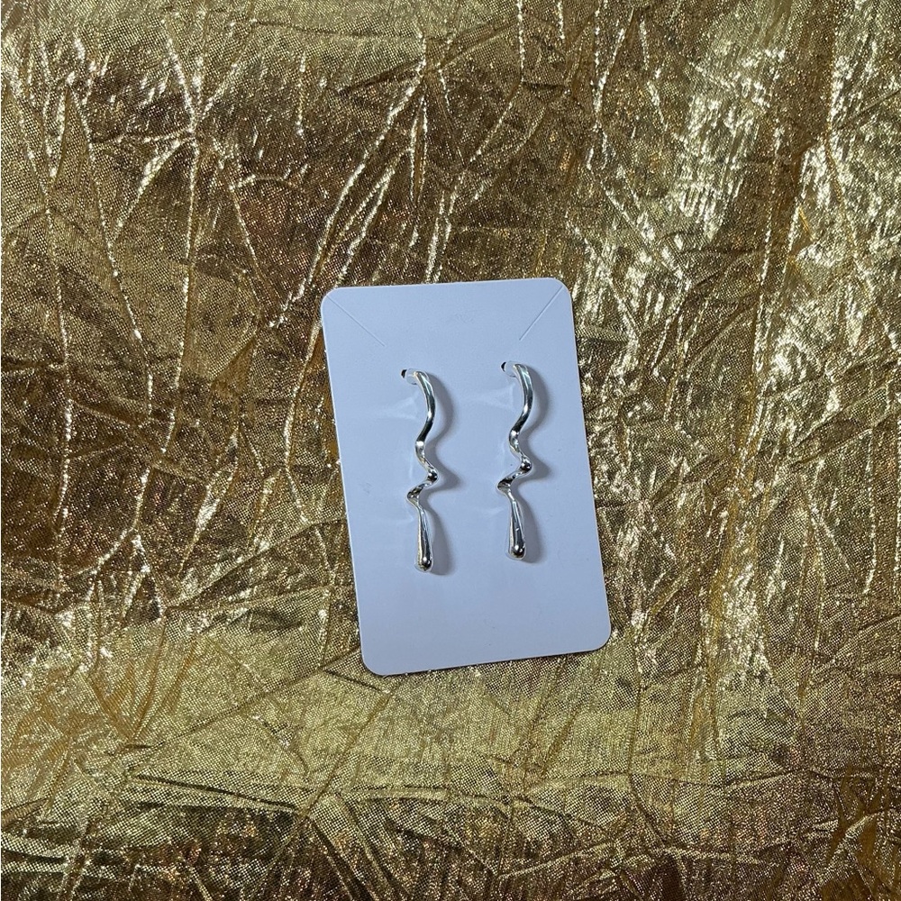 Abstract Silver Wave Drop Earrings – Modern Minimalist